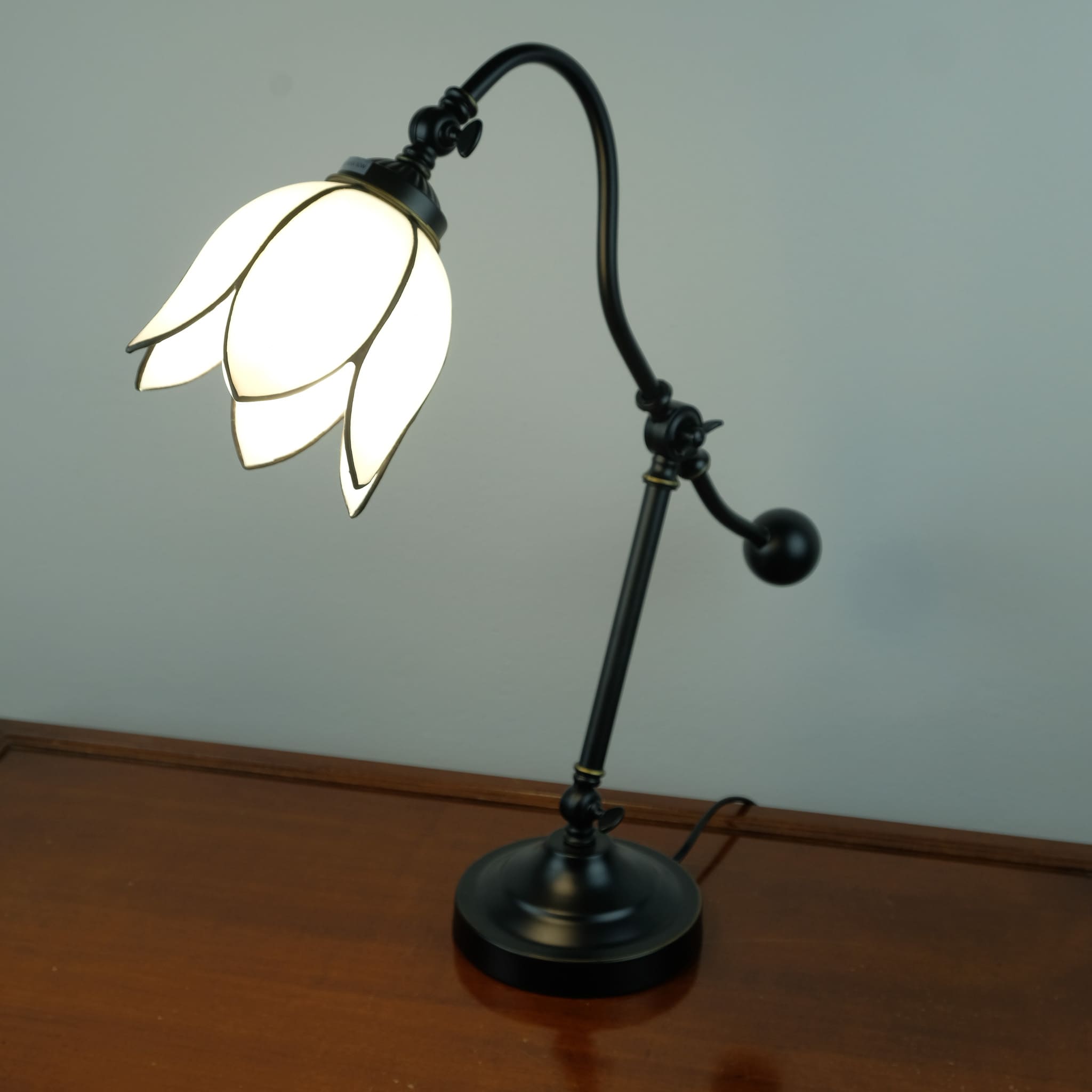 PETALS - LAMPADA TIFFANY CON SNODO - FIORE VETRO BIANCO - MONTATURA METALLICANERA -1xE27