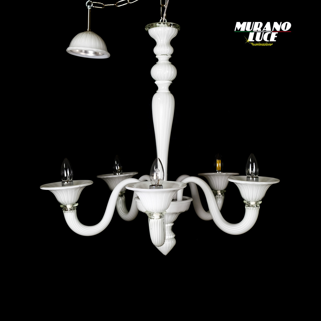 LAMPADARIO WHITE - DETTAGLIO LAVORAZIONE RIGATALAMPADARIO 5 LUCI WHITE - COLORE BIANCO LUCIDO