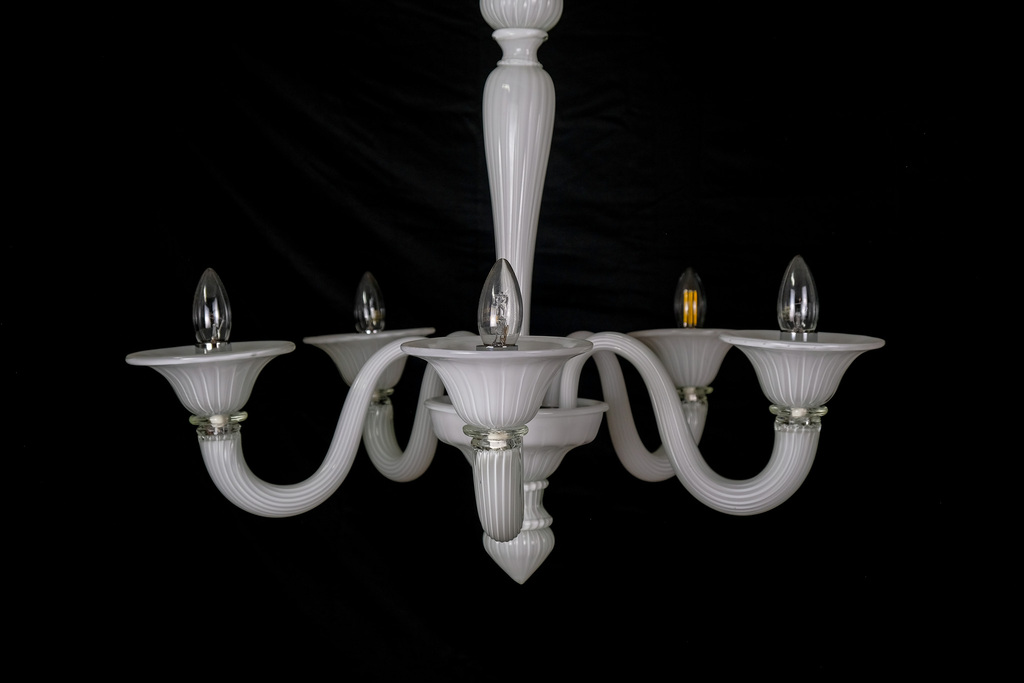 LAMPADARIO WHITE - DETTAGLIO LAVORAZIONE RIGATALAMPADARIO 5 LUCI WHITE - COLORE BIANCO LUCIDO