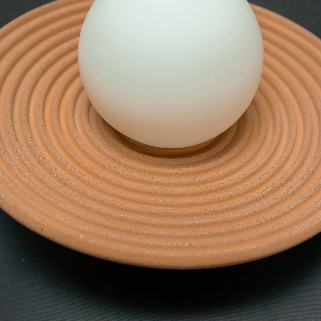 HUEVO - PLAFONIERA DA SOFFITTO CON MONTATURA IN PIETRA COLORATA E DIFFUSORE SFERICO IN VETRO -COLORE TERRACOTTA