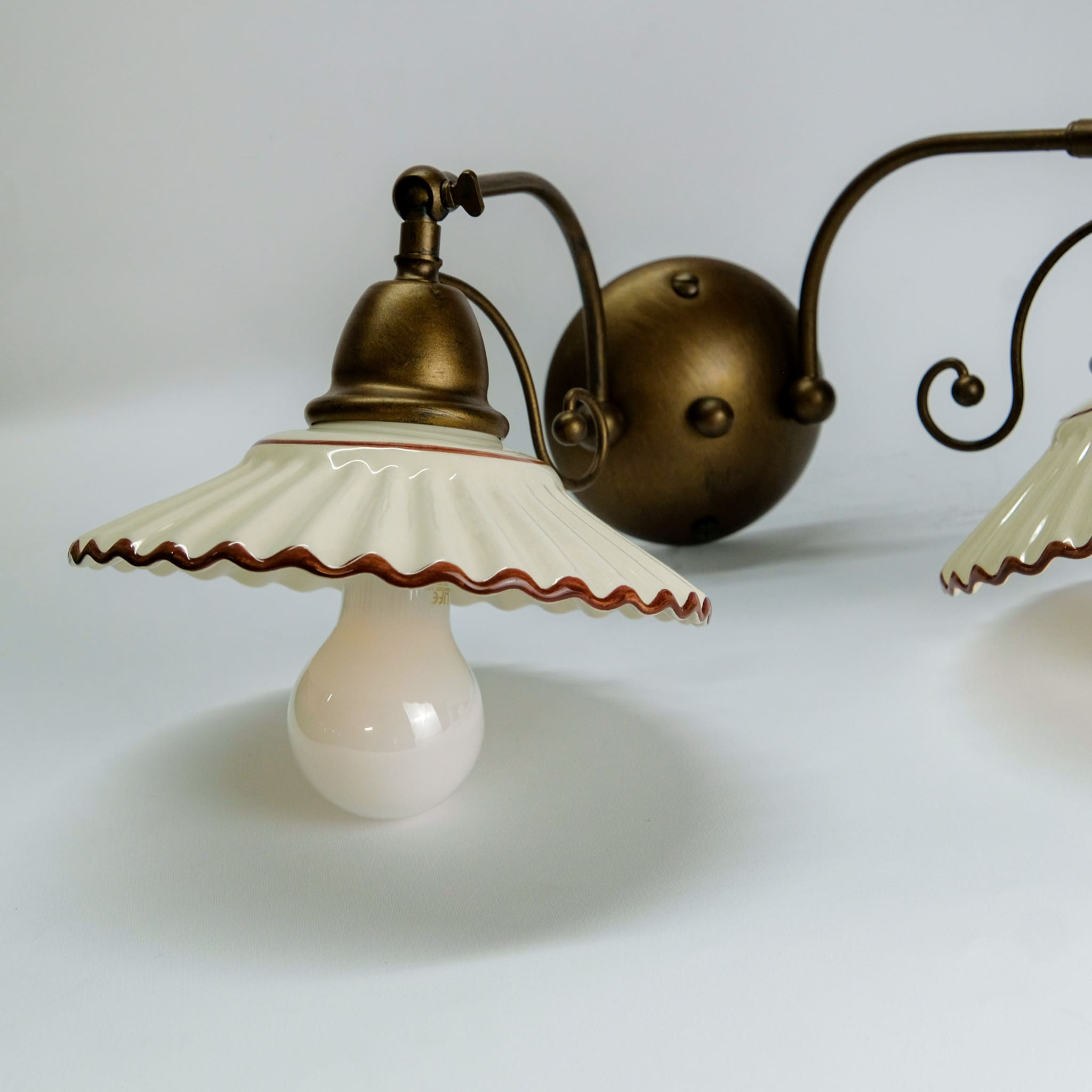 EASY 2 LUCI - APPLIQUE RUSTICA CON DIFFUSORI IN CERAMICA BIANCO SMALTATO