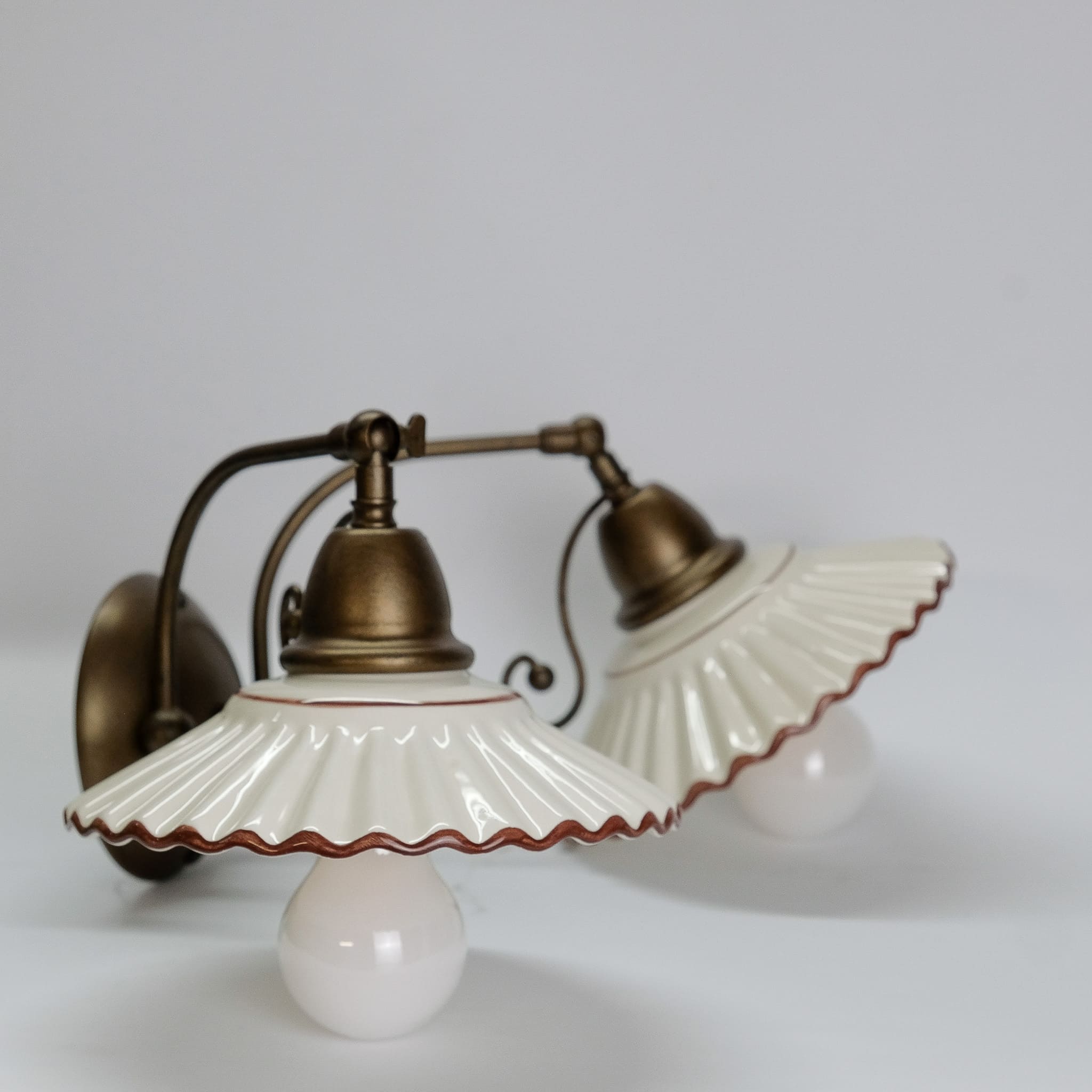 EASY 2 LUCI - APPLIQUE RUSTICA CON DIFFUSORI IN CERAMICA BIANCO SMALTATO